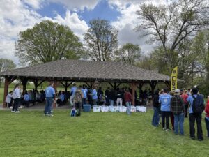 SCIP Day students eating picnic lunch