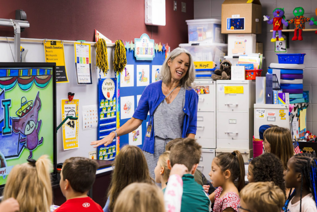 A photo of KG teacher Mrs. Hoyt teaching in front of the class.